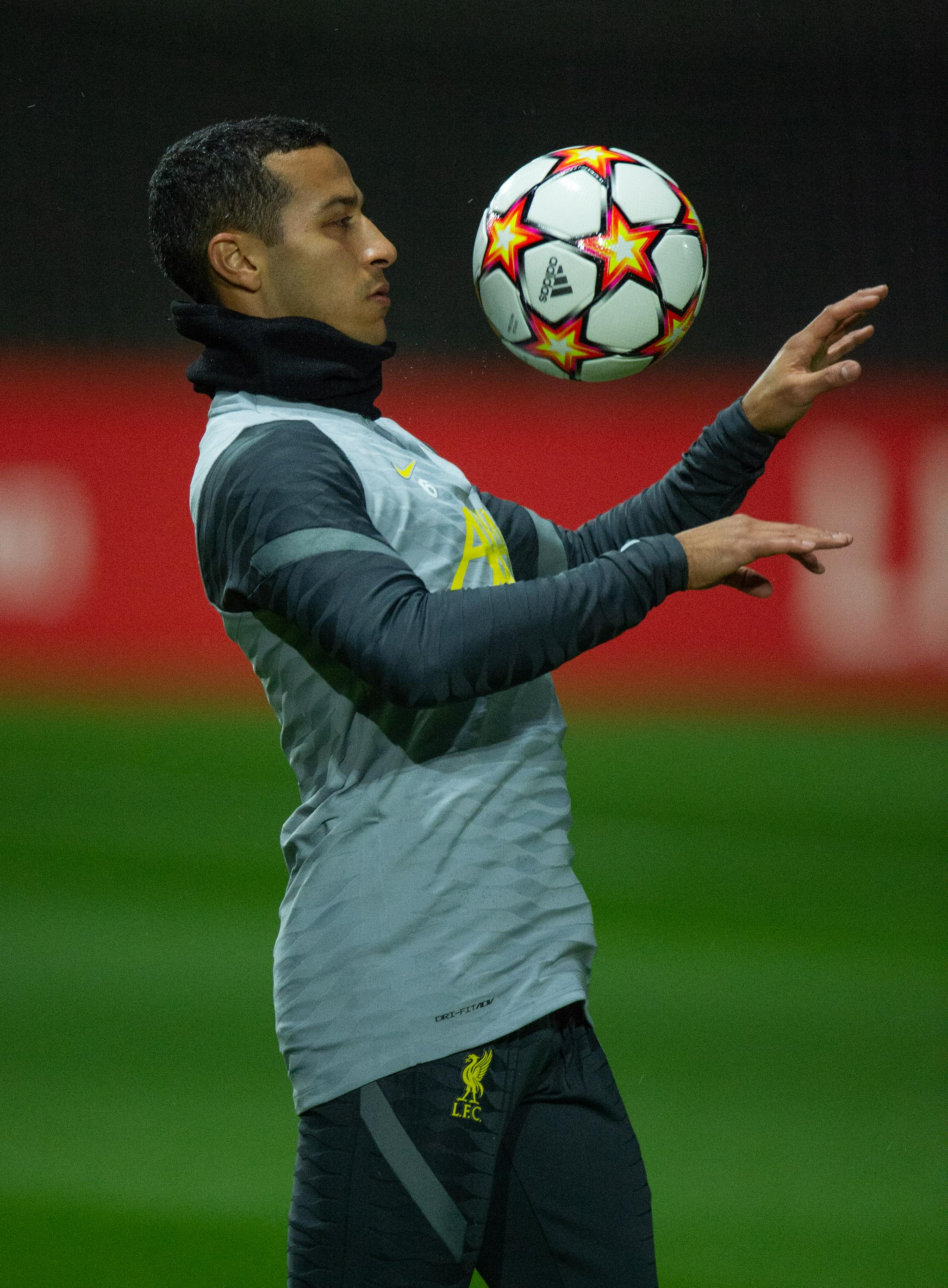 利物浦发布备战花絮，今晚调整名单，欧超杯任务艰巨，医务组通报恢复的简单介绍