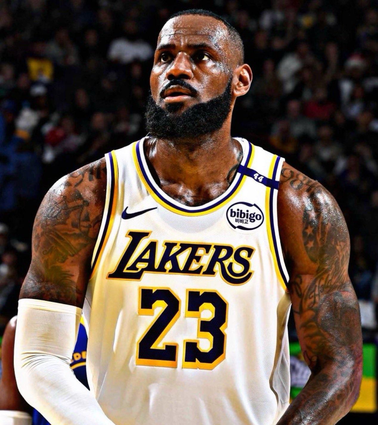 包含今夜费耶诺德调整名单以备NBA常规赛迈阿密热火围绕亚冠队长鼓劲之后，詹姆斯关键时刻大比分领先的词条